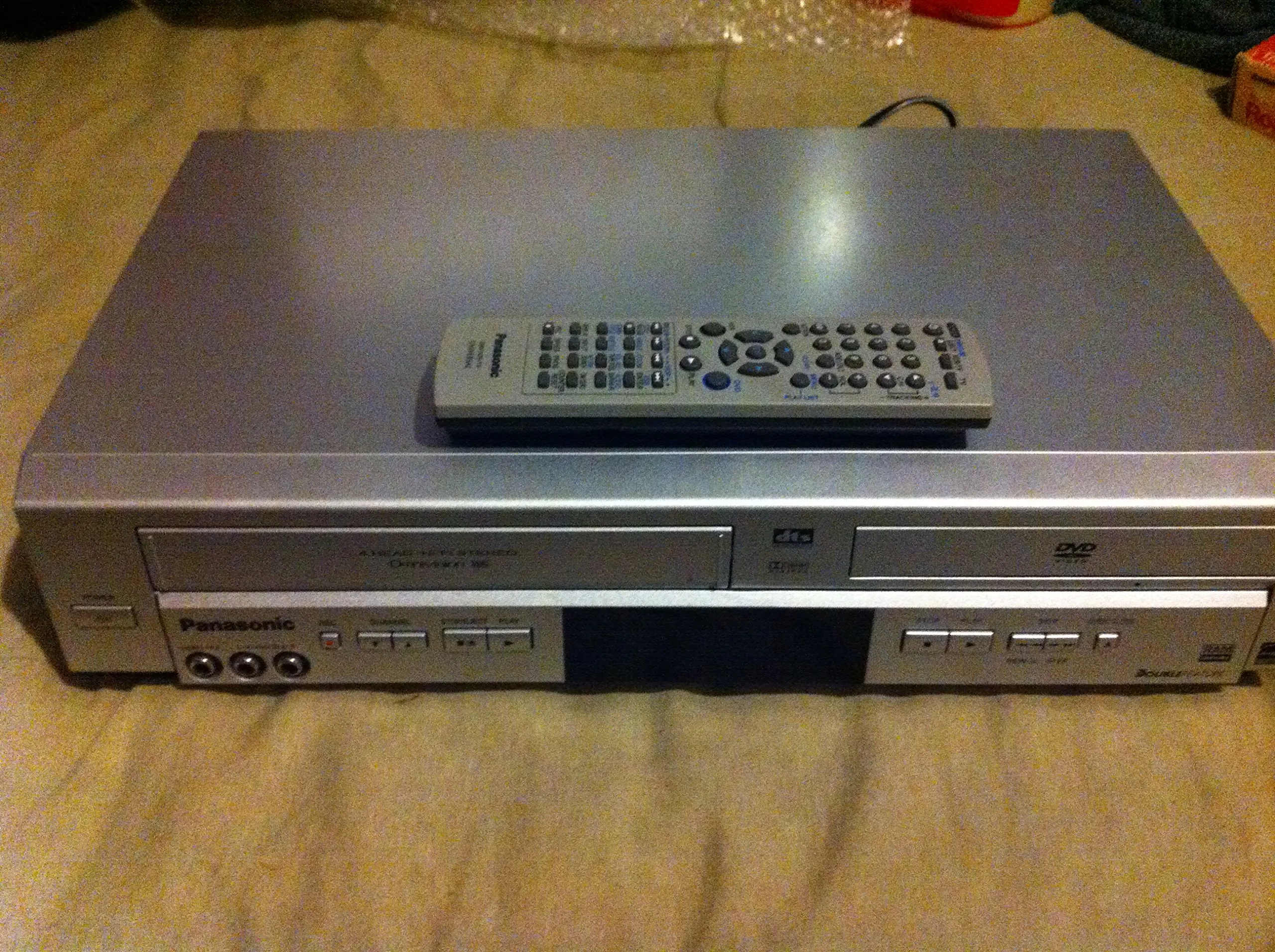 Panasonic PV-D4744S Silver DVD/VCR Combo, Progressive Scan, Dolby Digital, 4-Head Hi-Fi VCR