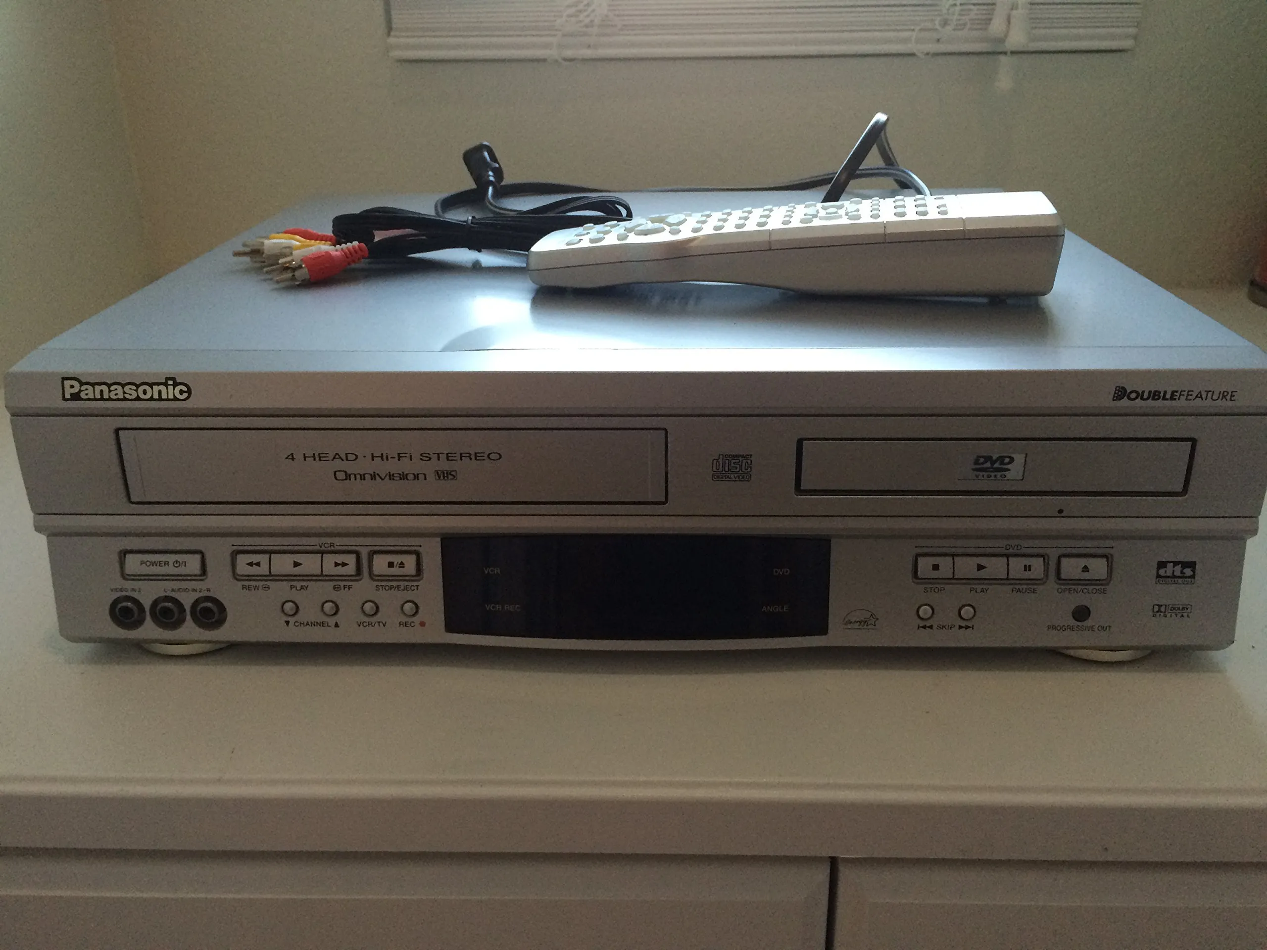 Panasonic PV-D4752 DVD-VCR Combo - Silver, 4-Head HI-FI VCR, Progressive Scan, Advanced Remote