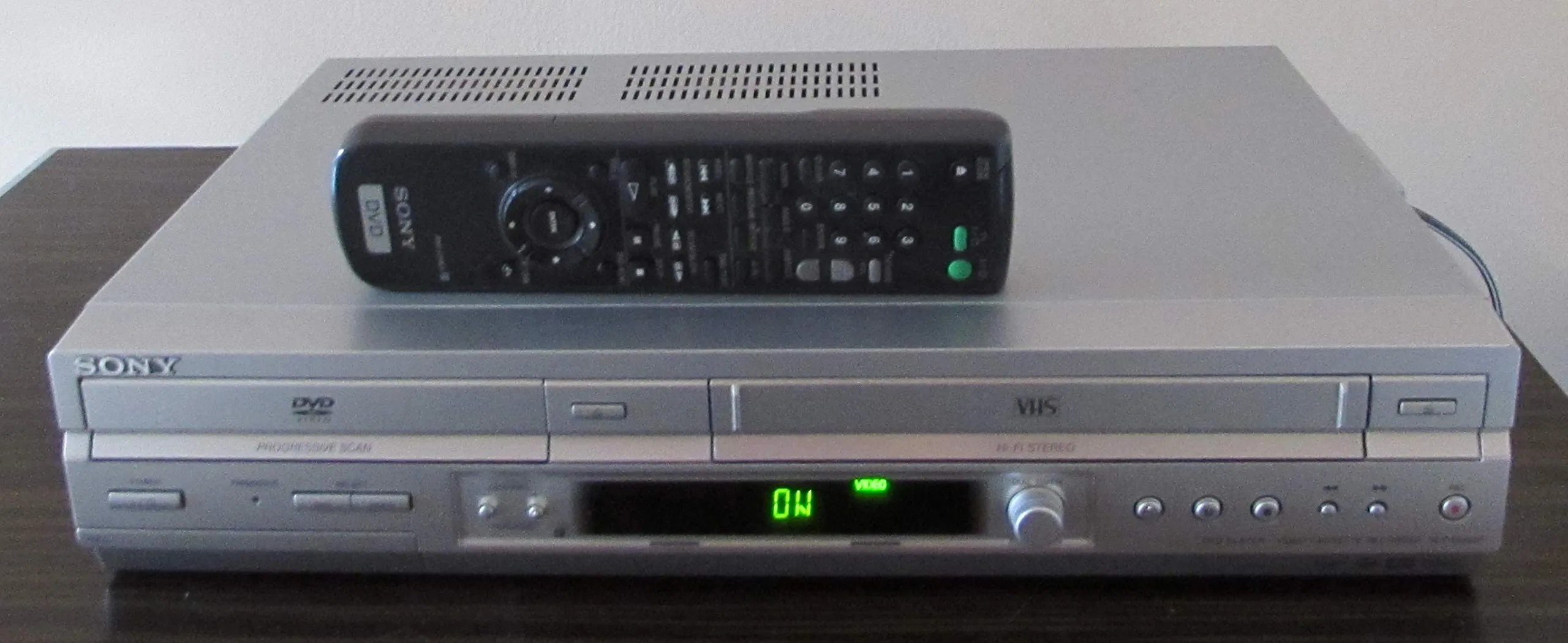 Sony SLV-D550P DVD/VCR Combo, 480p Progressive Scan, Multi-Format Playback, Compact Design